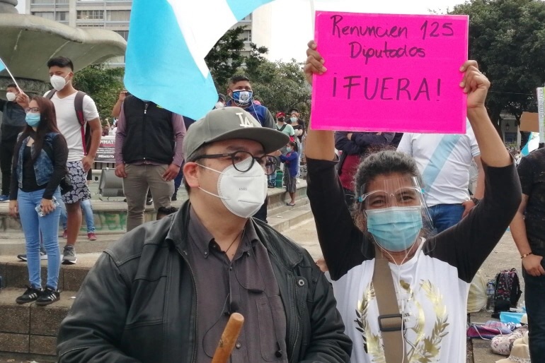 Manifestanti in Guatemala incendiano il parlamento