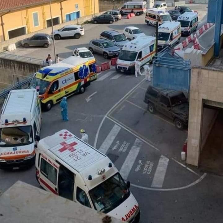 Ambulanze in coda davanti ai pronto soccorsi in attesa di ricoverare i malati