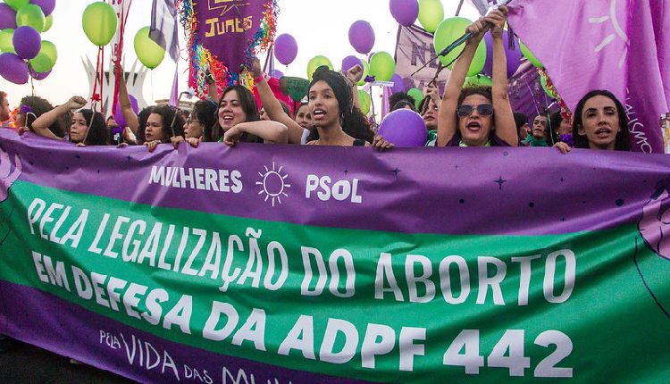 Donne manifestano per la legalizzazione dell’aborto in Brasile