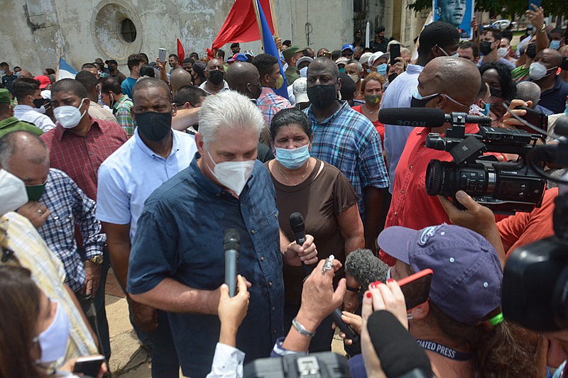 Il presidente cubano Miguel Diaz Canel tra la gente a San Antonio de los Banos