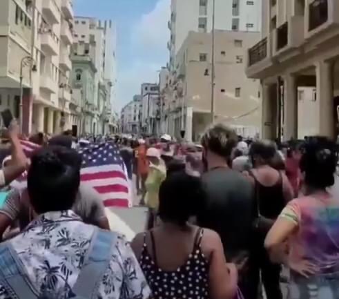 Manifestanti a Cuba contro il governo