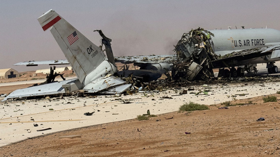 Un aereo degli Stati Uniti danneggiato